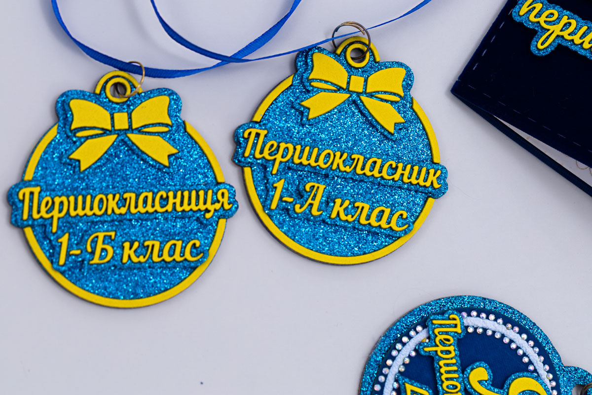 Синяя голографическая медаль первоклассника с классом