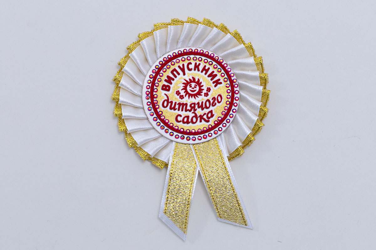 Білі з червоним бантиком значки для дитячого садка Білі з червоним бантиком значки для дитячого садка